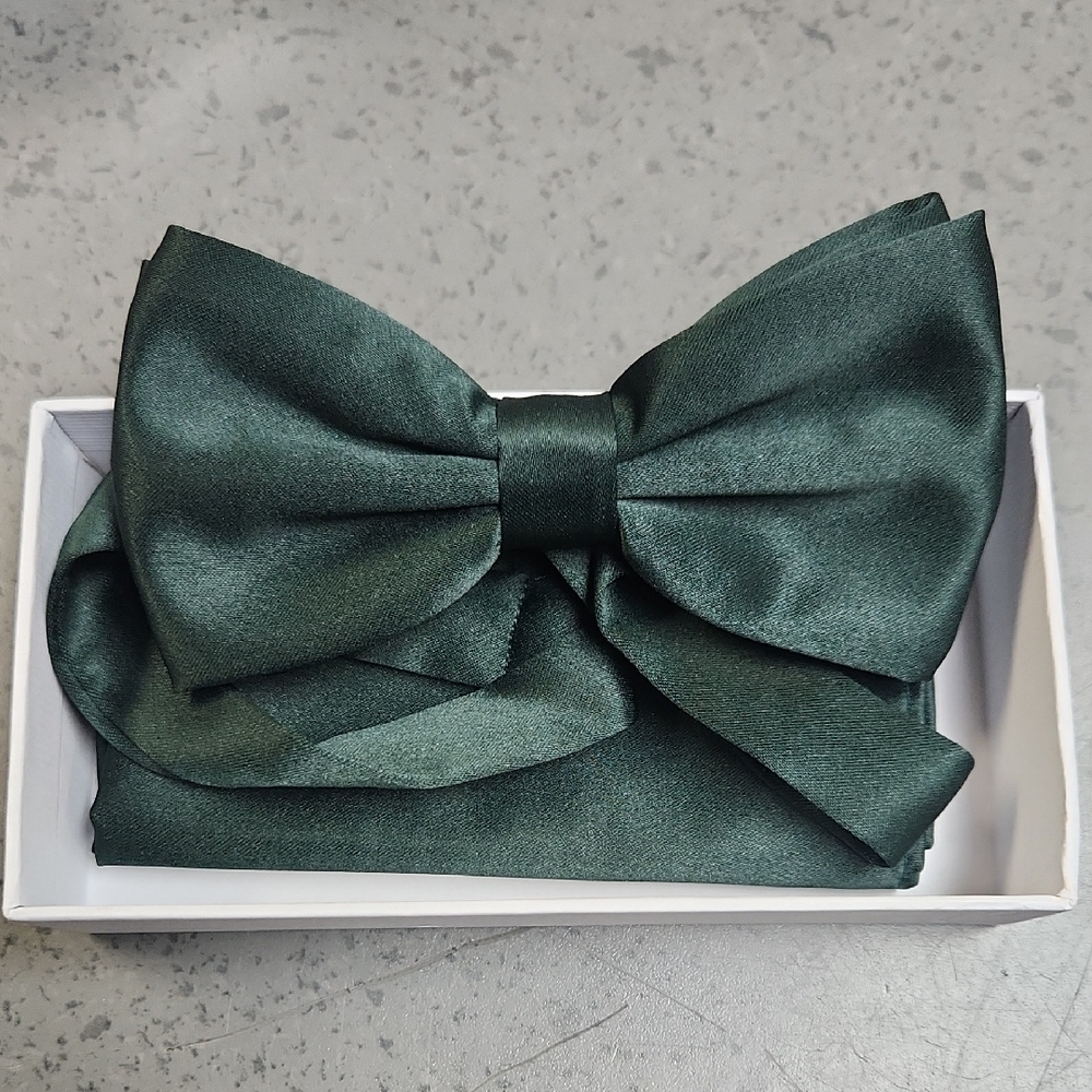 Elegant Dark Green Satin Bow Tie